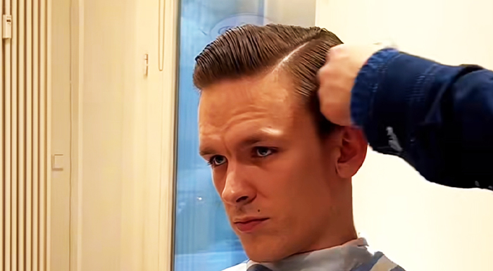 MoStyle beim Barbier mit fertig gestylten Haaren. Vorschaubild für die Kategorie Hairstyling bei MoStyle - Refined Dapper